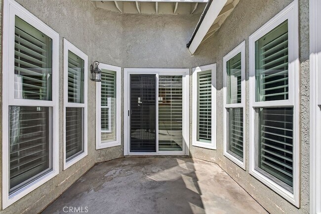 Building Photo - 14 Cll Alimar