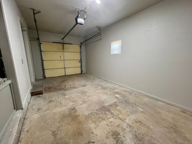 Building Photo - Beautifully Remodeled Duplex Available NOW!