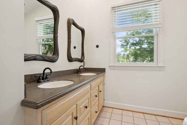 Building Photo - 317 W College Terrace