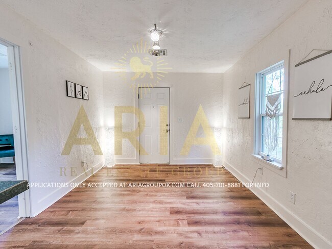 Building Photo - Adorable Remodeled 1 Bed/1 Bath Cottage! C...