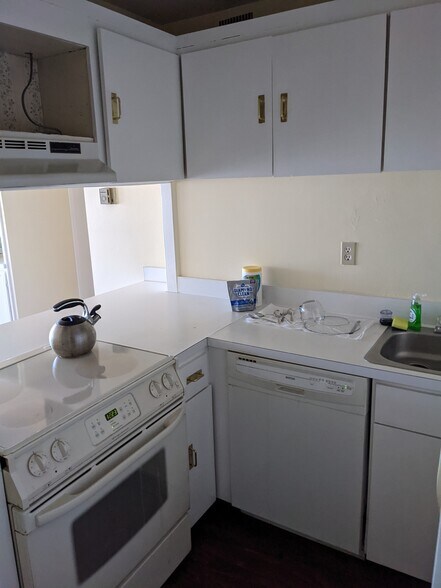 Kitchen - 1271 Poplar Ave