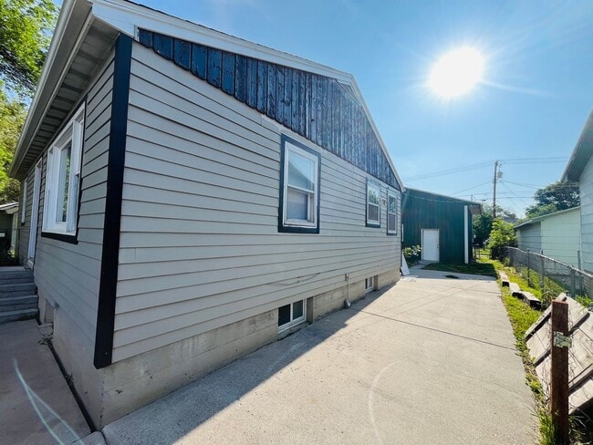 Building Photo - 4 bed, 3 bathroom Home