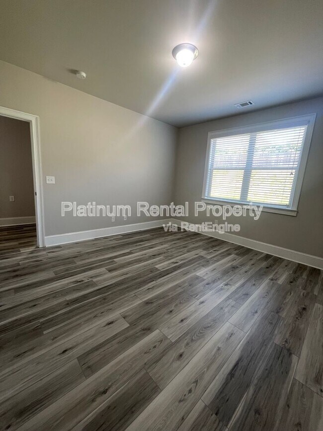 Building Photo - 5180 Mirror Lake Dr