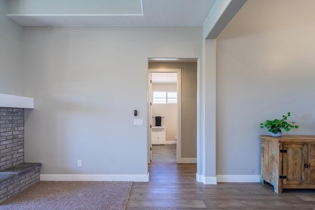 Building Photo - Stunning 5 Bed, 3 Bath Home with a 3 Car Garage