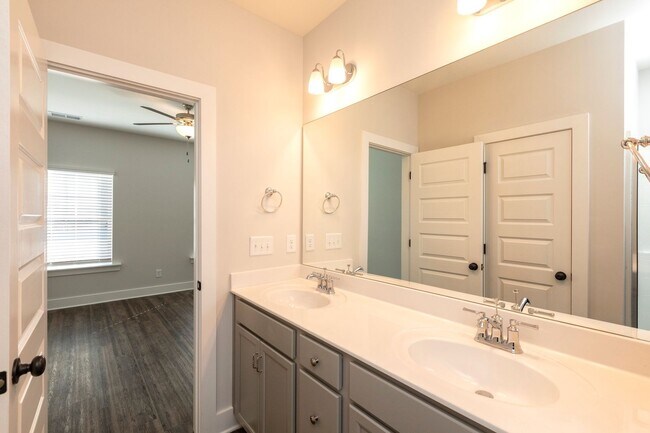 Building Photo - Spacious 3 Bedroom Home with Primary Suite on Main Level