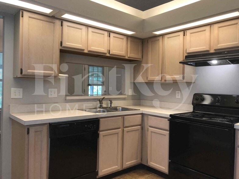 Building Photo - 7852 Catskills Ct