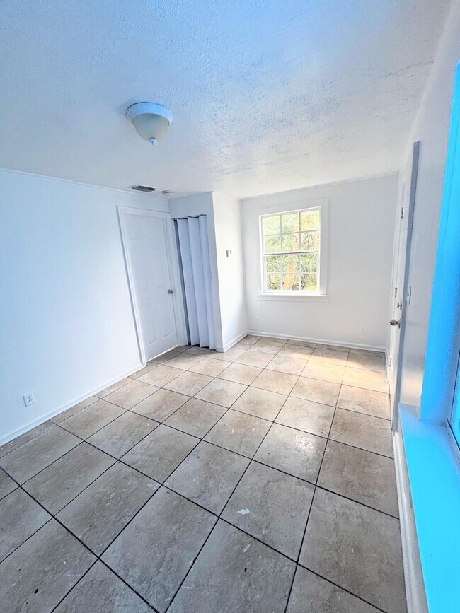 Building Photo - 804 Ridgewood Dr