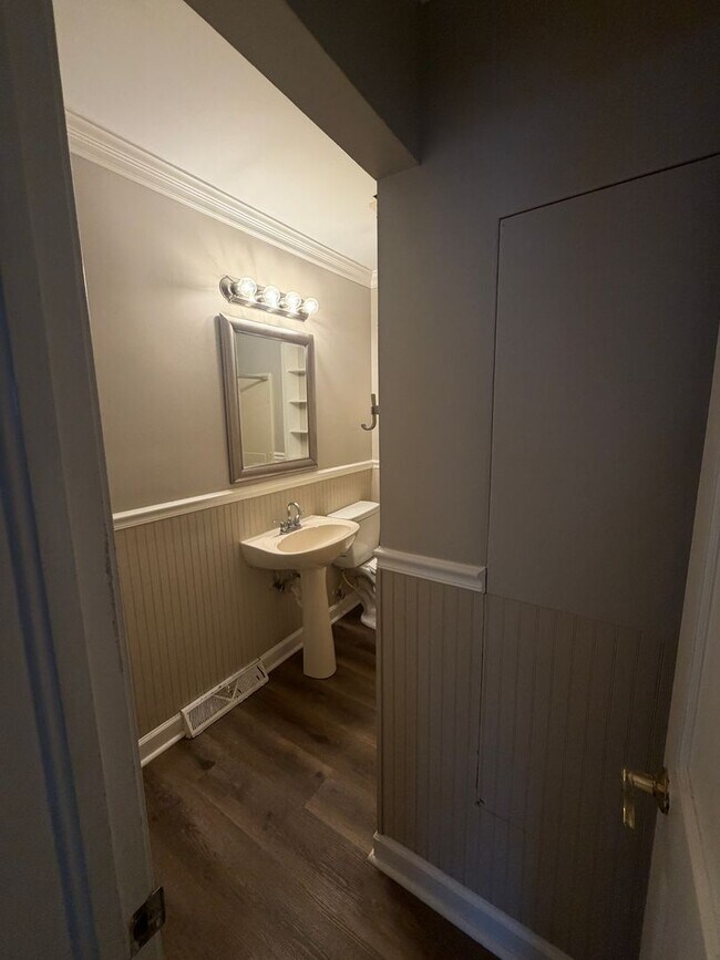 Building Photo - 2 Bed 1 Bath Home