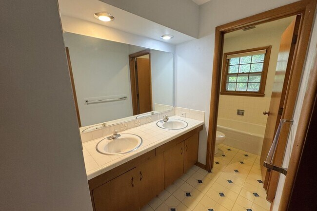 Building Photo - Large 3 Bedroom Home in North Ames just of...