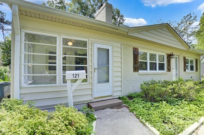 Building Photo - 121 Marshdale Ave SW
