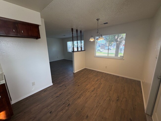 Building Photo - Spacious NW Visalia Home Rent Ready!