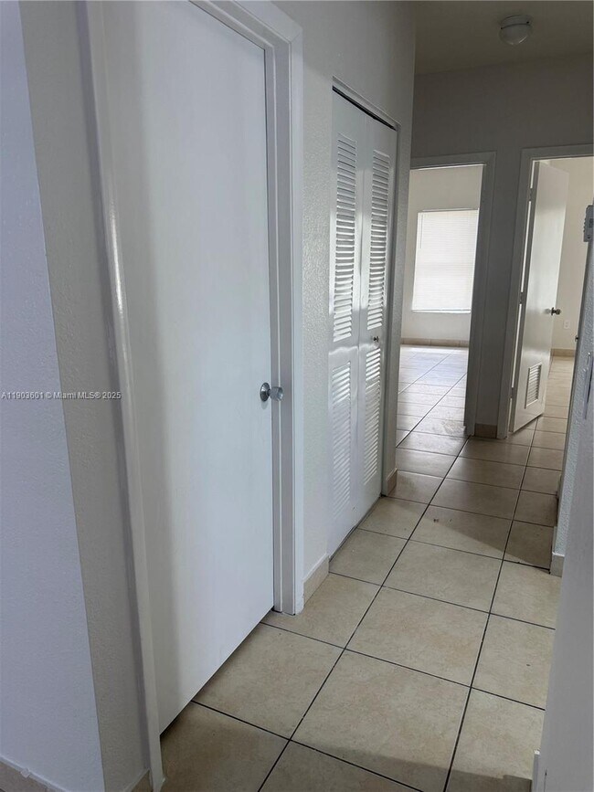 Building Photo - 128 W 21st St