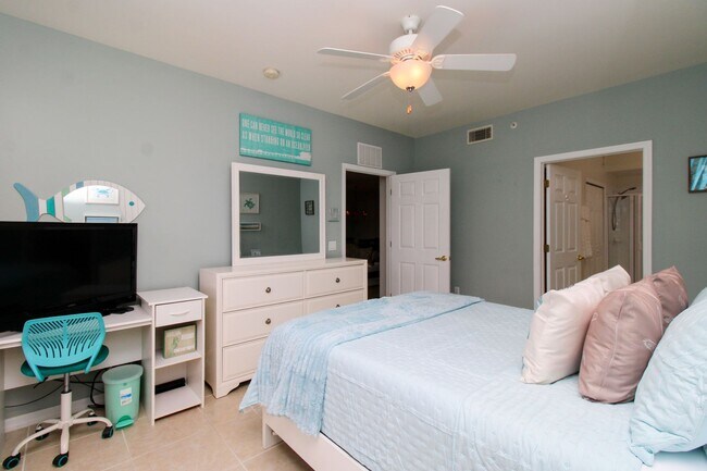 Building Photo - ** SPACIOUS 3 BED/2 BATH COACH HOME WITH T...