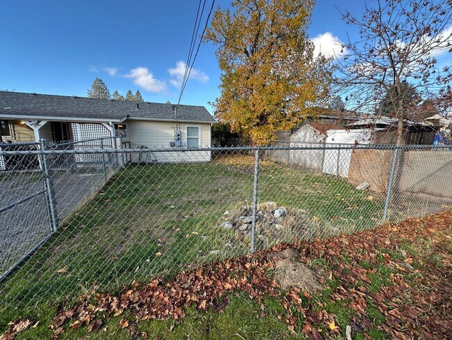 Building Photo - 6916 N Normandie St