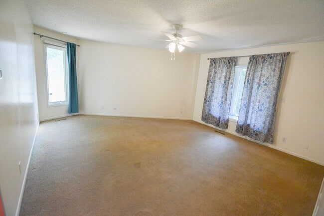 Building Photo - 6 Bed, 3.5 Bath Home for Rent – Retro Char...