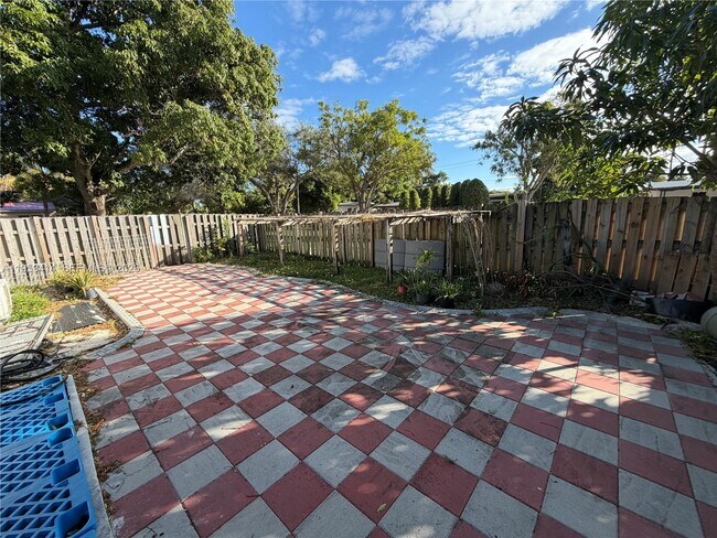 Building Photo - 4210 SW 10th St