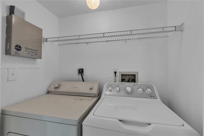 Building Photo - 9193 Fontainebleau Blvd