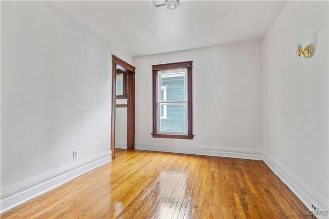 Building Photo - 148 Lilac St
