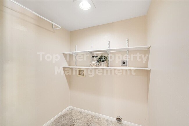 Building Photo - ***Beautiful 3 bed / 2.5 bath / 1,975 sqft House in the Vista/Shadowridge Neighborhood - Availabl...