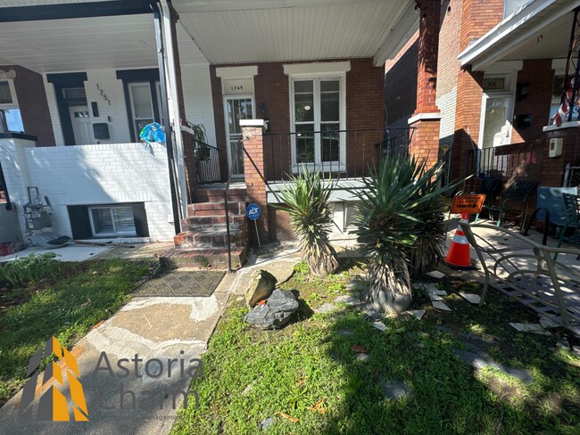 Building Photo - Comfortable 3-Bedroom with Hardwood Floors...