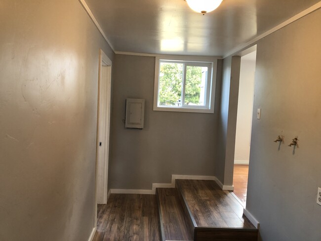 Building Photo - Freshly remodeled 3 bedroom 1 bathroom house!