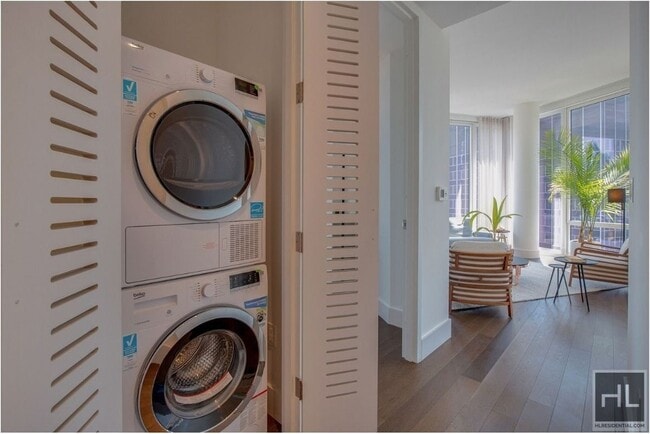 Building Photo - 222 E 44th St