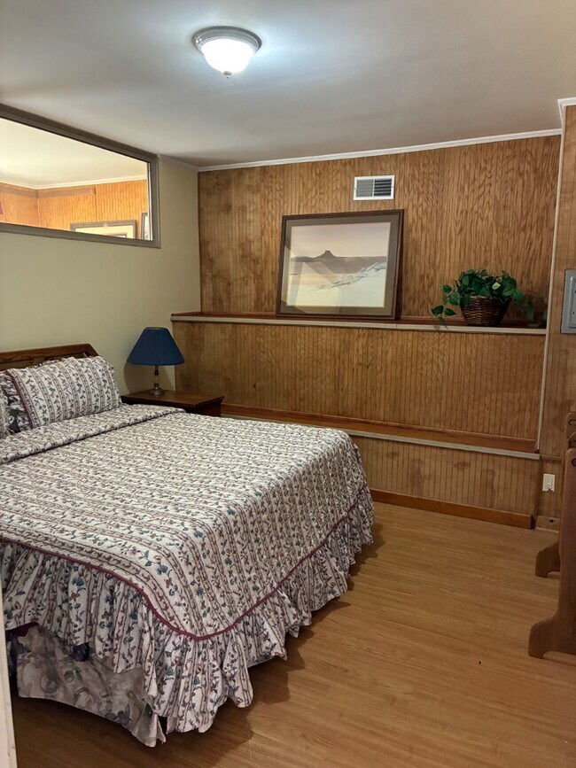 Building Photo - 424 W Market St