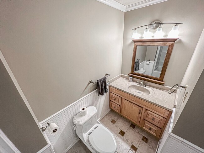 Building Photo - Remarkable Home With Spacious Deck And Detached Parking In A Quiet Cul De Sac In Woodbine Woods