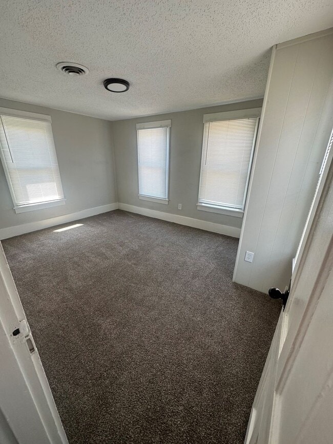 Building Photo - Rent Special Available! Pet Friendly 2 Sto...