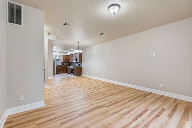 Building Photo - 3BR/2.5 Bath Townhome