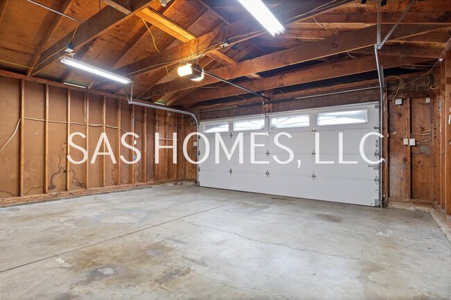 Building Photo - 11200 SW 83rd Ave