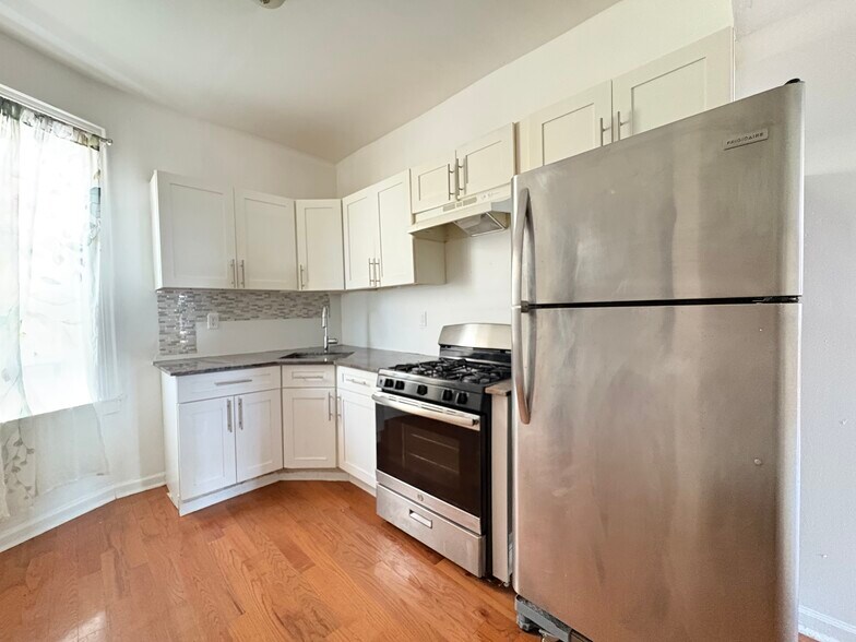 156 Grant Ave 8 - 158 Grant Ave
