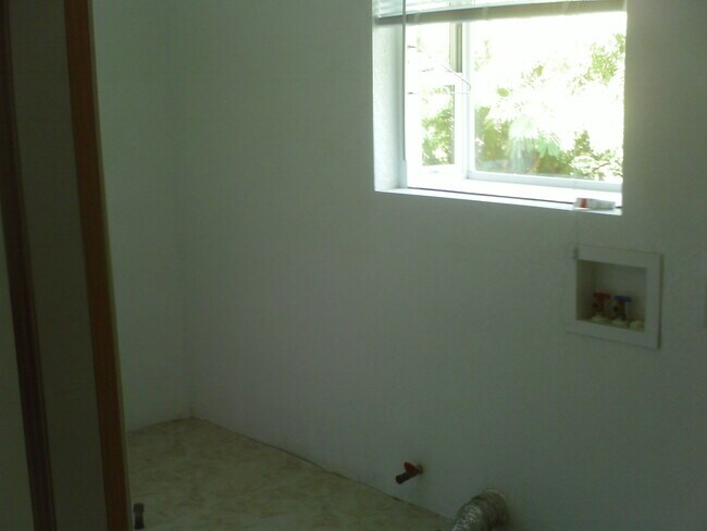Building Photo - JEW3