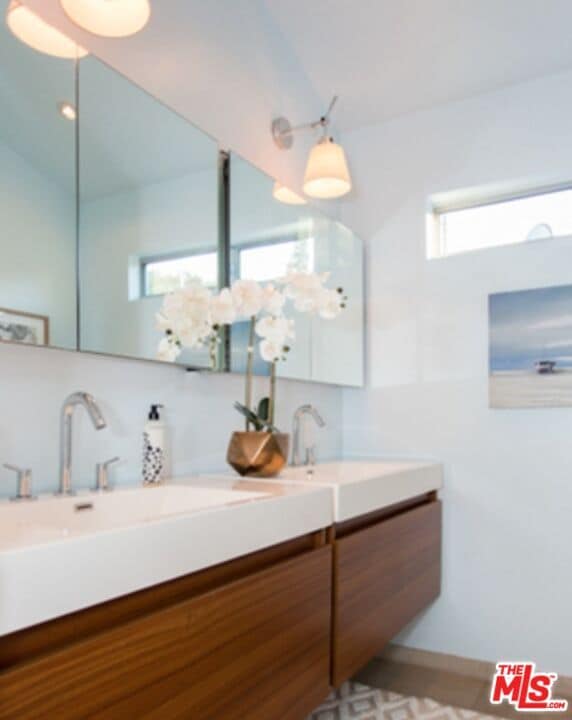 Building Photo - 1060 Nowita Pl