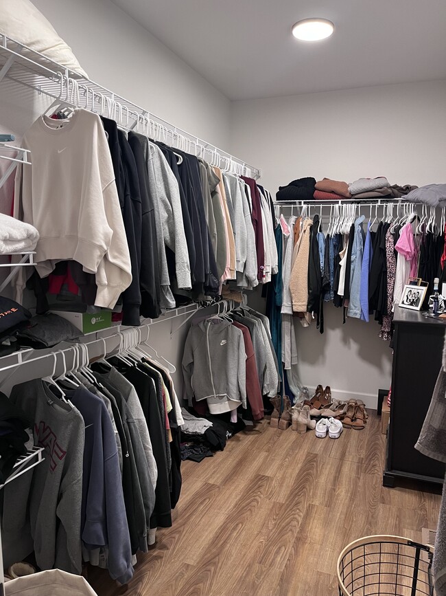 Building Photo - 990 NE Samson St