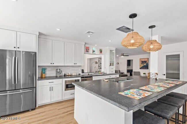 Building Photo - 5253 E Beck Ln