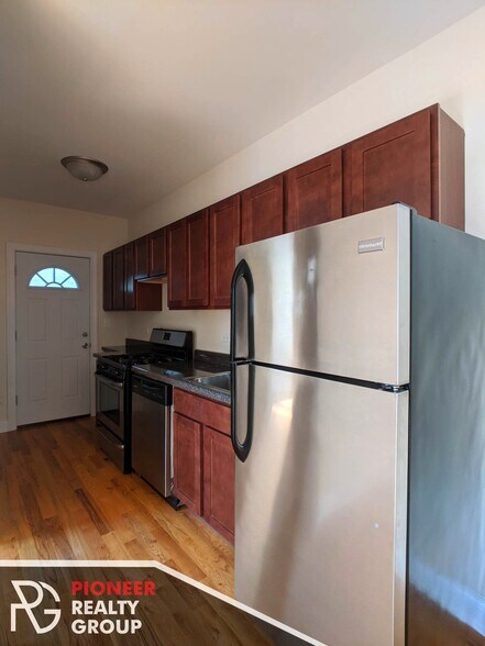 Building Photo - 949 W Cornelia Ave