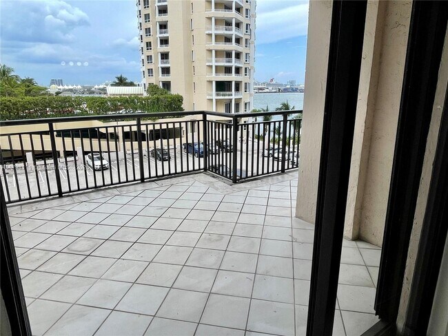 Building Photo - 540 Brickell Key Dr