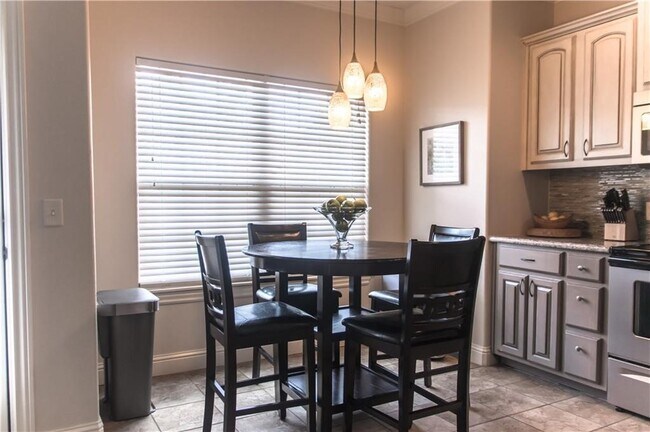 Building Photo - 608 SW 5th St