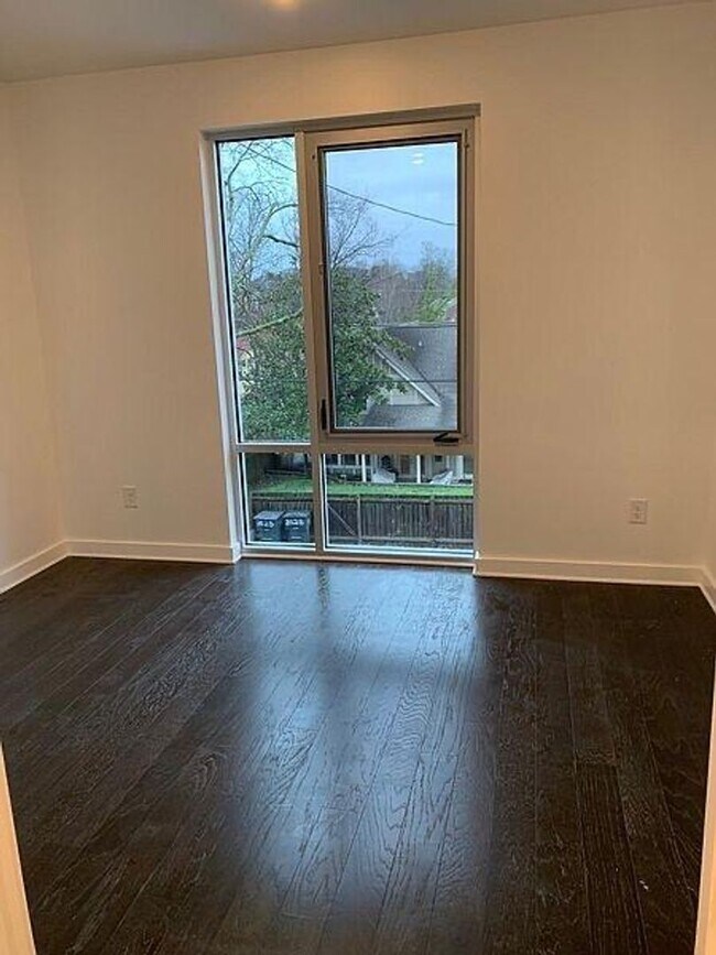 Building Photo - Sleek 2 bed 2 bath West End condo!