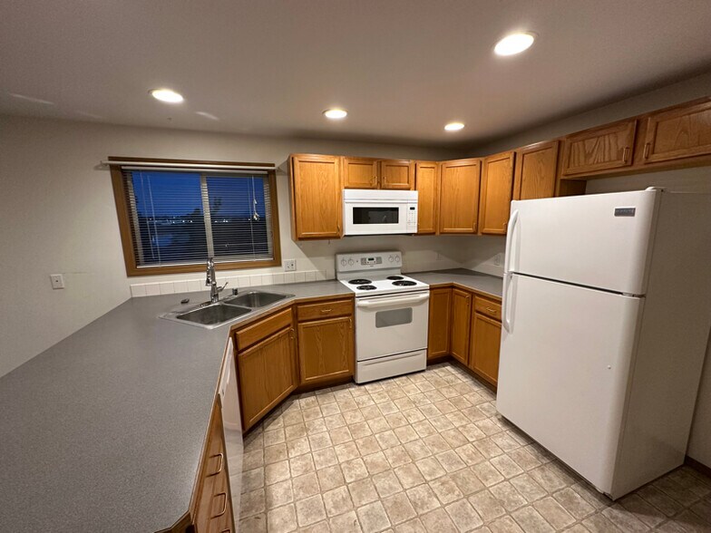 Building Photo - 1021 W Windrose Dr