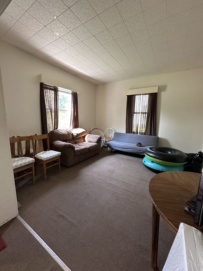 Building Photo - 3 bed 1 bath close to UWEC and Water St! Available June 1st