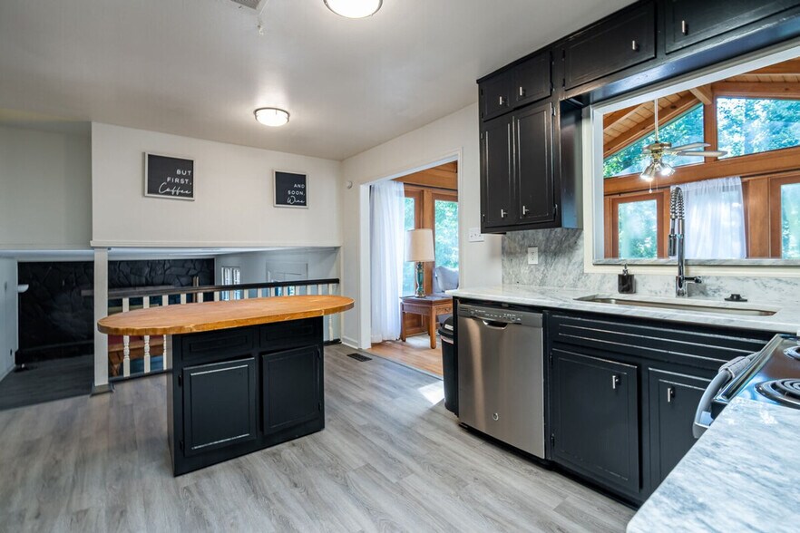 Building Photo - 2431 Weatherford Ct