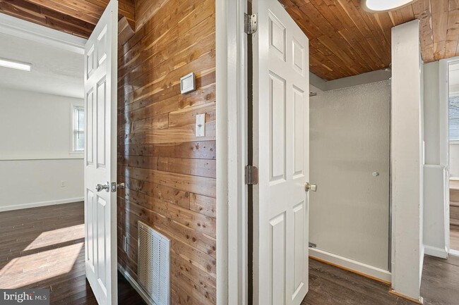 Building Photo - 312 N Hammonds Ferry Rd