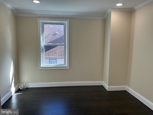 Building Photo - 614 Linden Ave