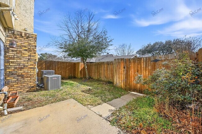 Building Photo - 2024 Heather Brook Dr