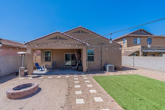 Building Photo - Serene 3-Bedroom 2-Bath 3 Car Garage Retre...