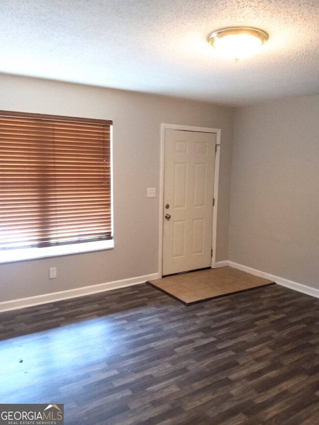 Building Photo - 2928 Dahlia Dr