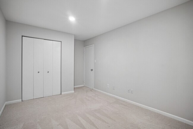 Building Photo - 5128 Cliffhaven Dr