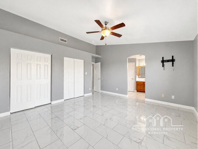 Building Photo - 4-bedroom, 3-bathroom home in Parkway Place